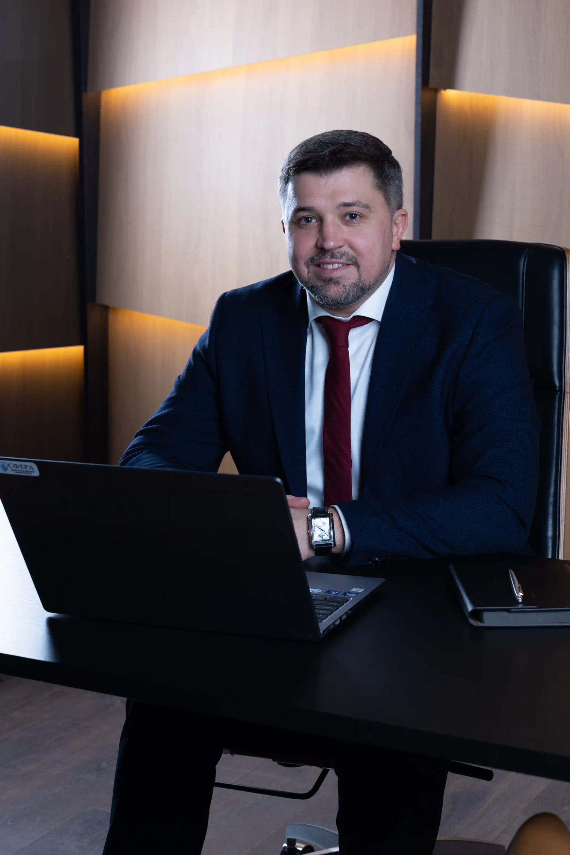 Руководитель ЦКБ «Сфера» в офисе компании